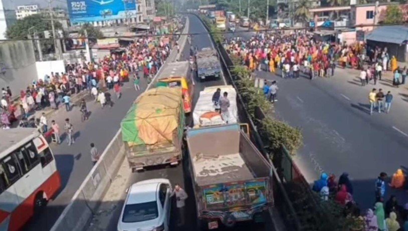  বকেয়া বেতনের দাবিতে ঢাকা-টাঙ্গাইল মহাসড়ক অবরোধ